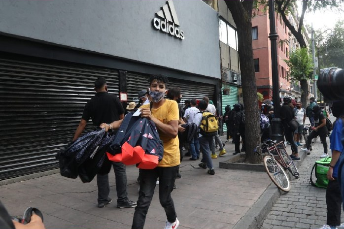 Fiscalía capitalina cita a cinco personas por saqueos a una tienda deportiva