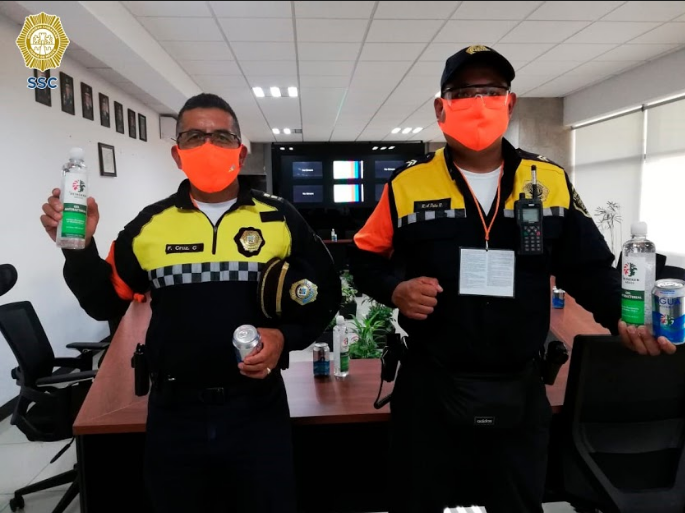 La SSC reciben dos mil recipientes de gel antibacterial y latas de agua de Heineken de México