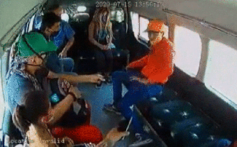 Quiero “puros billetes y celulares”, sujeto asalta transporte público de Coacalco