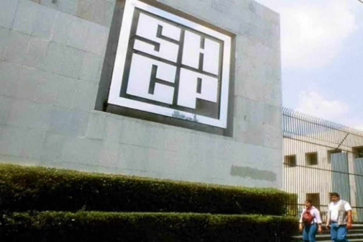 Hacienda incrementa el sueldo a burócratas de un 5.3 % y en prestaciones