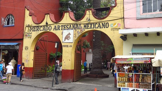 Coyoacán dialoga con locatarios del Mercado Artesanal Mexicano para atender sus demandas