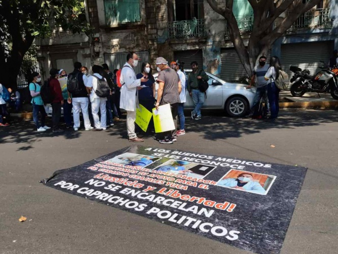 Se manifiesta personal de la salud frente de Gobernación