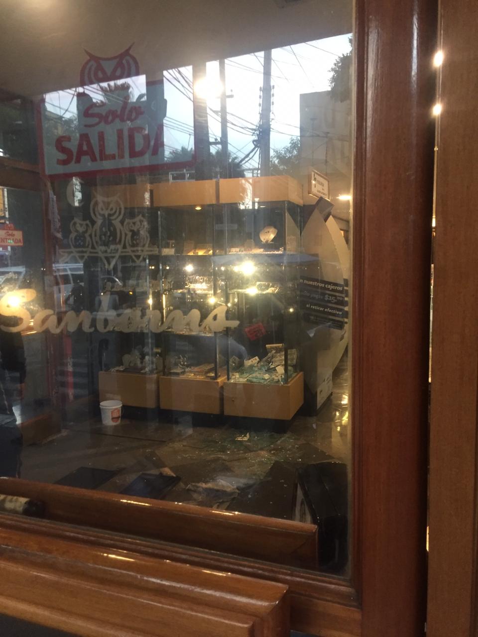 Comando armado con mazos atraca el Sanborn’s de Camarones