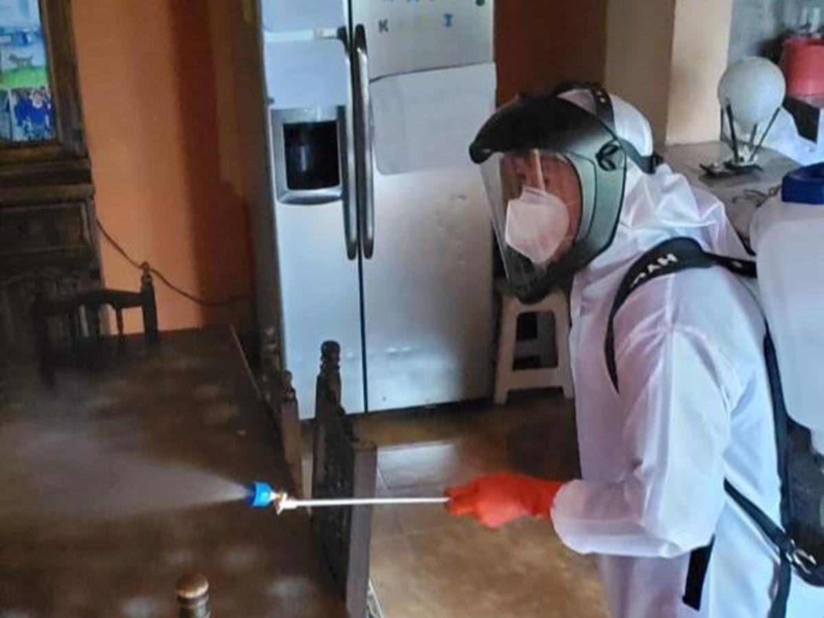 Sanitizan viviendas en Xochimilco contra el Covid-19