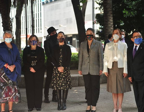 Develan Sheinbaum y Gutiérrez develan estatua de Leona Vicario
