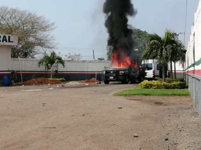 Sicarios atacan e incendian una base de la Guardia Nacional en Michoacán