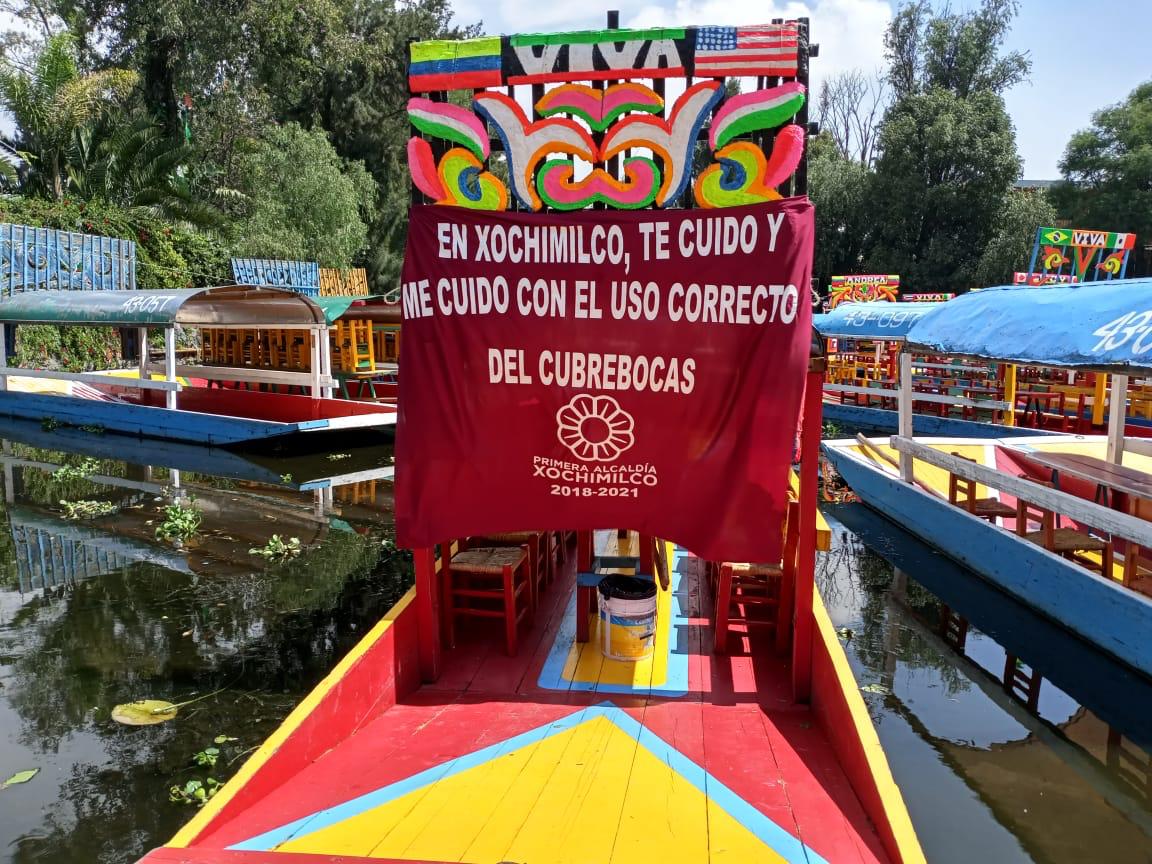 Bajo pronto olos de seguridad, arrancan paseos en trajineras en Xochimilco