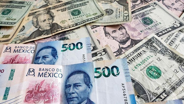 Peso ganó terreno en agosto frente al dólar con una ganancia del 1.7%