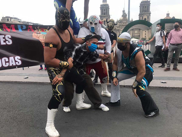 Luchadores de Xochimilco aplicarán llaves a quien no use cubre bocas