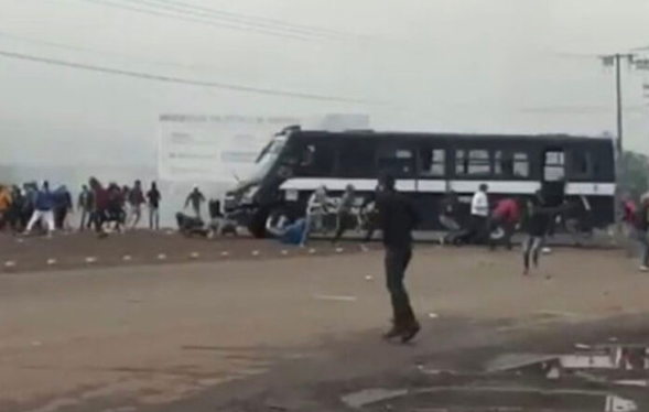 Ocho lesionados tras enfrentamiento entre policías y normalistas en Michoacán