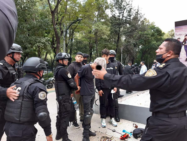 Encapuchados ocasionan desmanes en Paseo de la Reforma