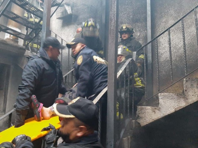 Bomberos salvan a una mujer de un incendio