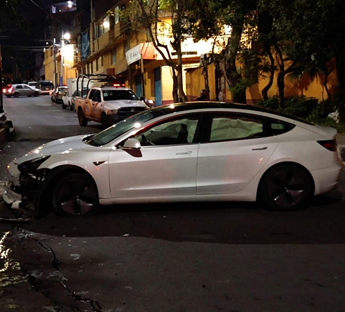 Le disparan a hombre en un auto lujoso en la Álvaro Obregón