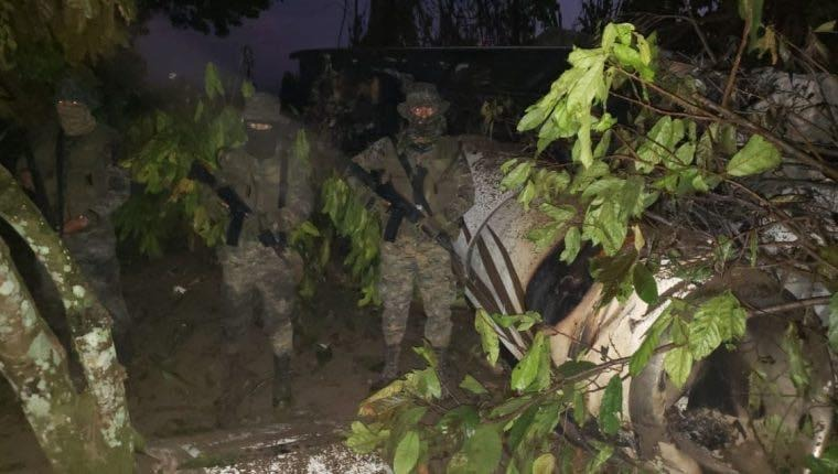 Avión robado en Morelos se estrella en Guatemala; iba cargado de droga y armas