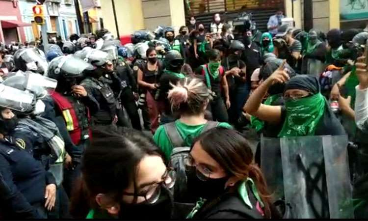Protestan mujeres en la CDMX contra los feminicidios