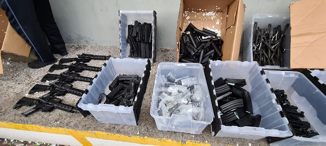 GN arrestan a dos sujetos con 80 armas y 80 cartuchos de alto poder