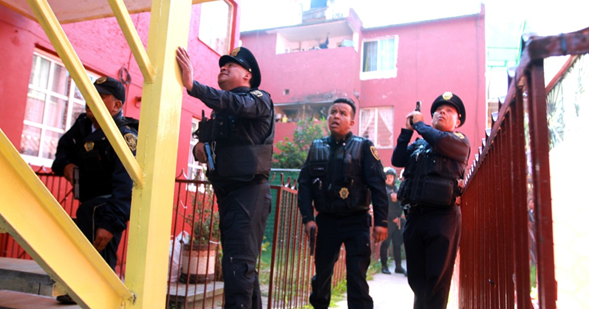 En flagrancia, Policías de SSC capturan a cinco hombres por robo a casa habitación en Iztapalapa