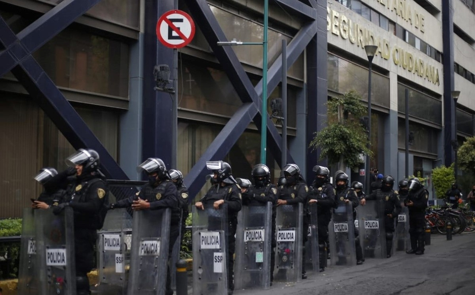 Resguardan edificio de la SSC ante posibles desmanes de feministas