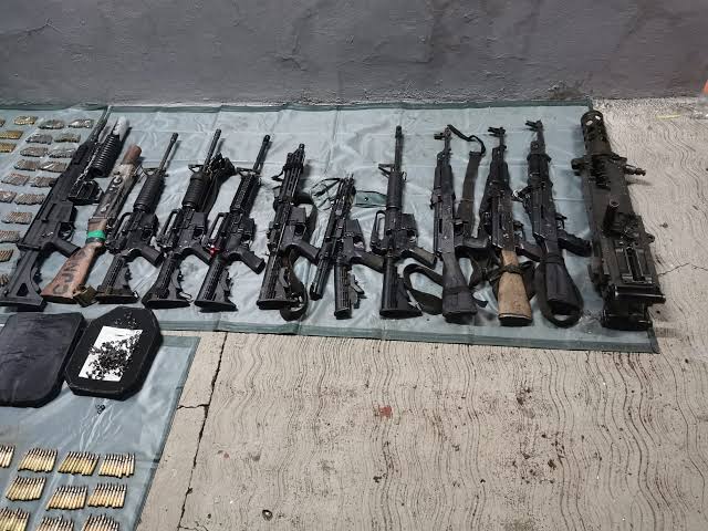 Sedena confisca arsenal en Aguililla, Michoacán