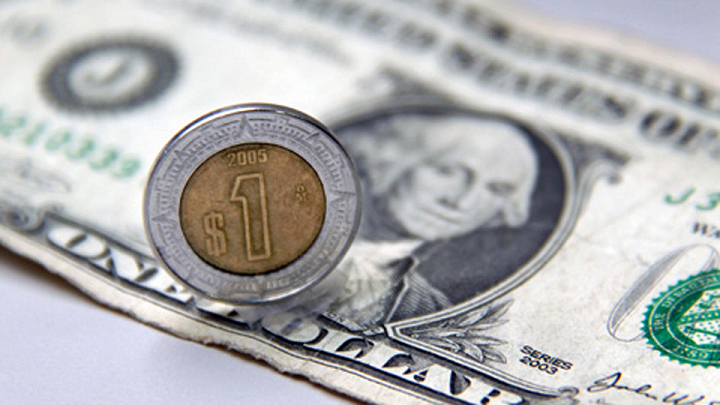 Peso gana terreno y cierra septiembre con una pérdida del 1.1%