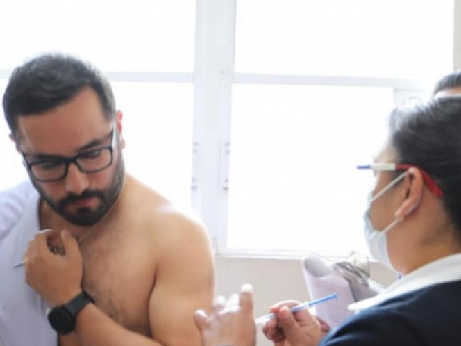 Romo se vacuna contra la influenza y exhorta a la gente a hacer lo mismo