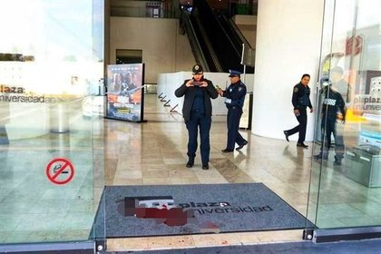 Asaltan y roban en la tienda Sanborns de Plaza Universidad