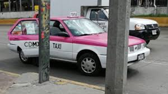 Policías de la SSC capturan a dos individuos por robo de un taxi en Iztapalapa