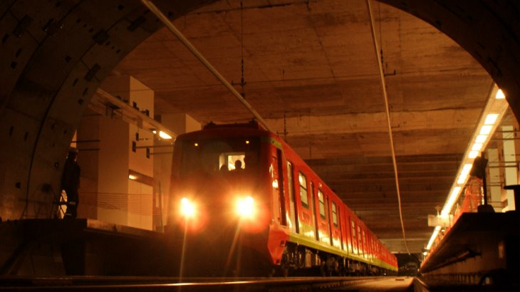 Muere sujeto al arrojarse a las vías del metro Portales