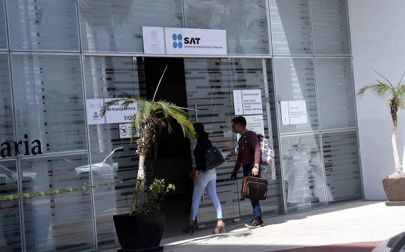 Contribuyentes acusan que los trámites ante el SAT son lentos