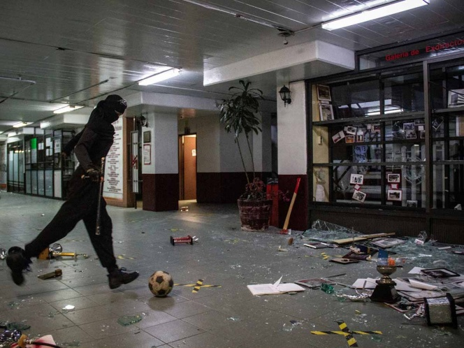 Encapuchadas causan destrozos en el CECyT 4 del IPN