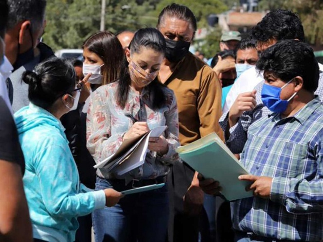 Pobladores de San Gregorio le reclaman a Sheinbaum por abandono de obra
