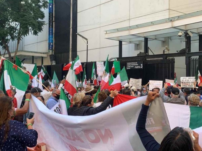 Integrantes de FRENAA protestaron afuera del Senado de la República