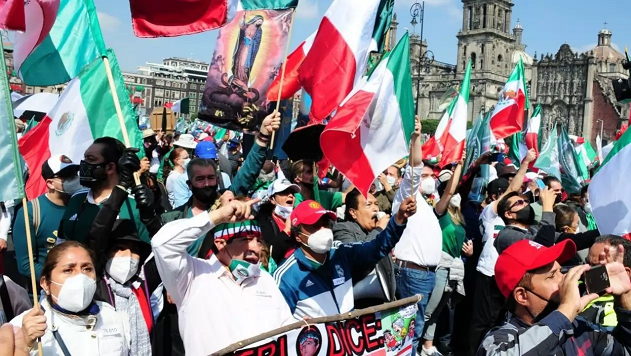 Miembros de FRENNA extienden el plantón en todo el Zócalo