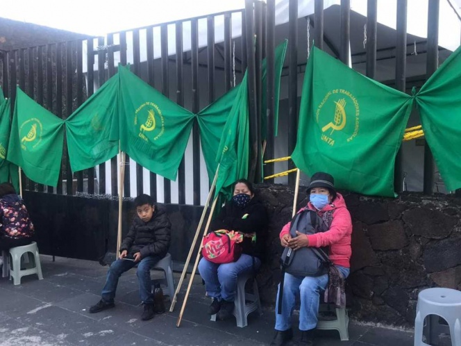 Campesinos protestan afuera de la Conagua