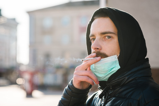 Buscan prohibir que se fume en áreas peatonales