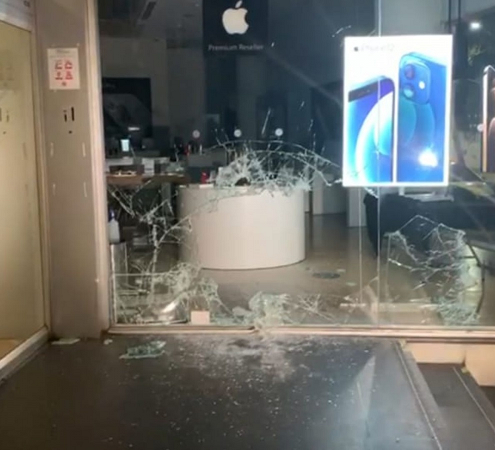Con mazos sujetos rompen vitrinas para robar celulares de una tienda