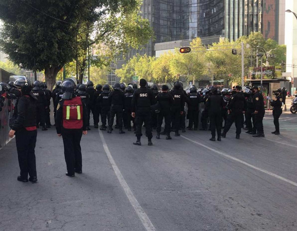 Policías capitalinos encapsulan a taxistas