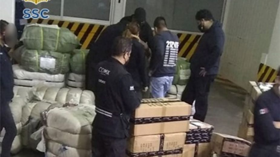 Elementos de la SSC aseguran mercancía ilegal en la Morelos