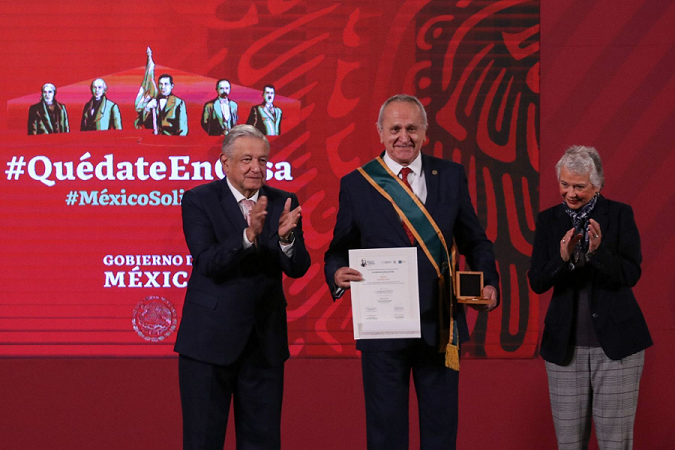Seade es condecorado y renuncia del gabinete de AMLO