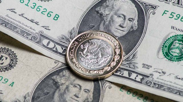 Peso pierde ante el dólar por las elecciones en EU