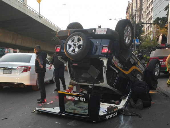 Fallece elemento policiaco al volcar en San Jerónimo