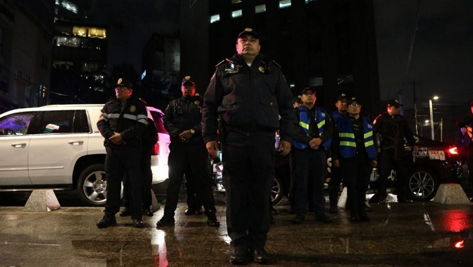 Sujeto asalta a automovilista y su madre lo defiende
