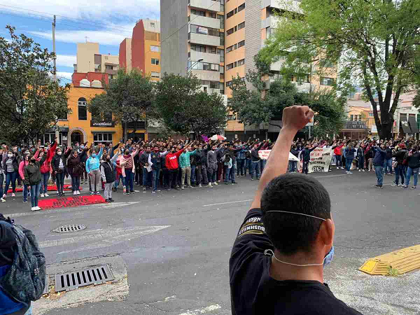Normalistas bloquean avenida Revolución en protesta por el recorte a la educación