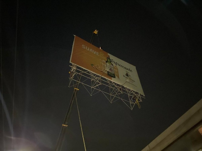 Retiran dos espectaculares de Benito Juárez y de la Cuauhtémoc