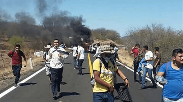 Normalistas incendian dos vehículos en Michoacán