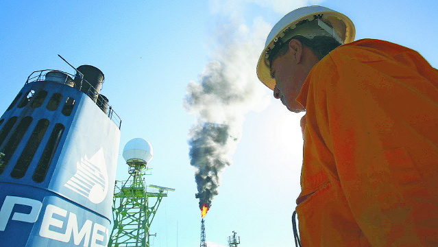 Pemex exige la renuncia de un funcionario por el pago de utilidades