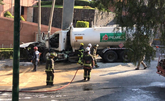 Desalojan a 600 personas por choque de pipa en la Picacho-Ajusco