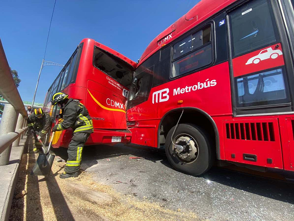 Chocan dos unidades del metrobus y deja cinco lesionados
