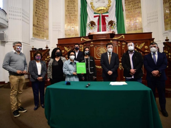 El proyecto de presupuesto de Egresos para la Ciudad de México para 2021 es 8.8 por ciento menor al de 2020. La  Secretaría de administración y finanzas dio a conocer que al diseñarlo tomó en cuenta: «el entorno generado por la  pandemia de la enfermedad covid-19 y sus repercusiones tanto en la salud como en la economía de los habitantes de la Ci udad Capital del país». La secretaria de Administración y Finanzas, Luz Elena González, entregó el proyecto al Congr eso de la Ciudad de México, documento en el que se argumenta que la pandemia «ha provocado una importante afectación a  la hacienda pública local durante el ejercicio 2020 y que no se prevé se modifique sustancialmente durante 2021» y pr opuso un Gasto Neto para 2021 de 217 mil 962.15 millones de pesos. La Secretaría de Seguridad Ciudadana, recibirá 28 p or ciento del presupuesto que equivale a 18 mil 109.13 millones de pesos; la Secretaría de Obras y Servicios recibirá  el 23 por ciento del presupuesto, es decir