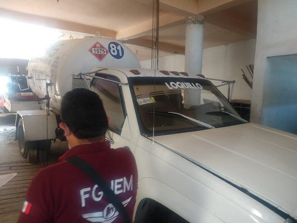 Elementos de la FGJ del Edomex recuperan pipa con combustible robado